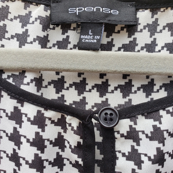 Women's Houndstooth Sleeveless Blouse - Picture 3 of 3